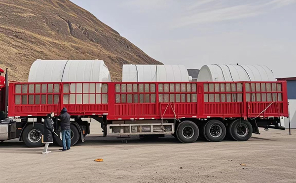 临潭塑料桶装车完毕准备运输中